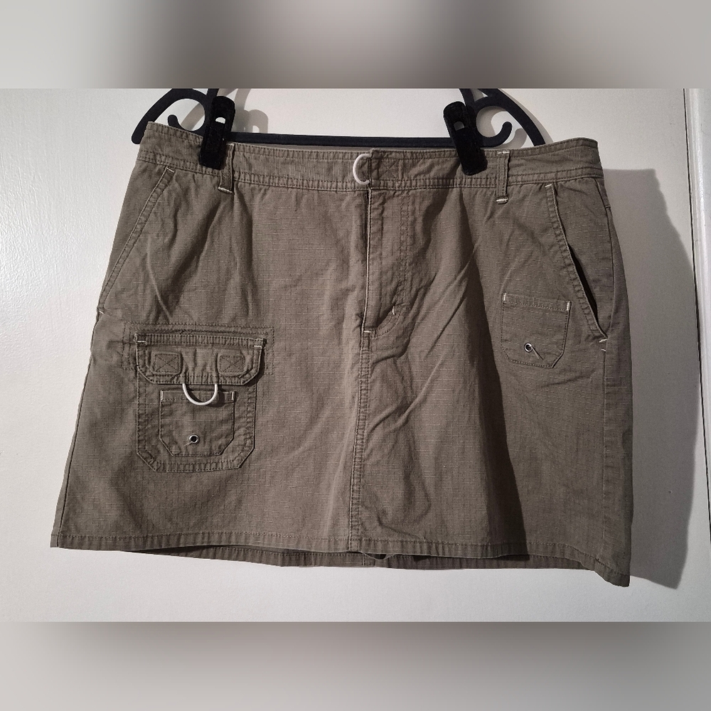 Womens Olive Utility Cargo Skort- Casual Pocket Design